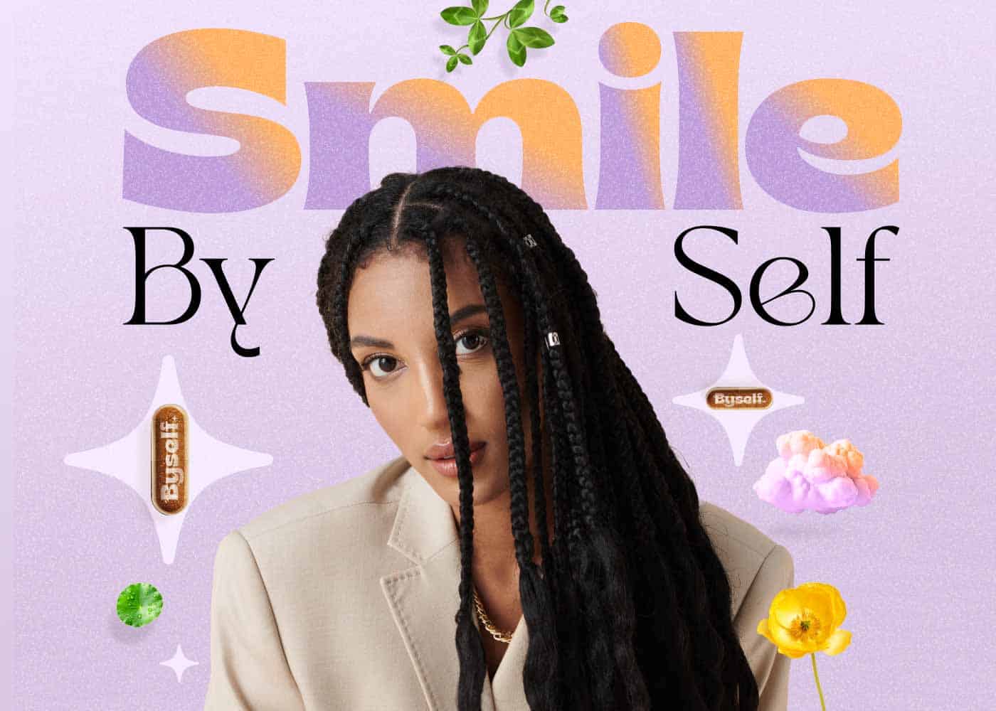 בחורה עם רסטות ארוכות וחליפה אלגנטית מסכלת באופן בטוח למצלמה. ברקע מופיע המסר סמייל בייסלף