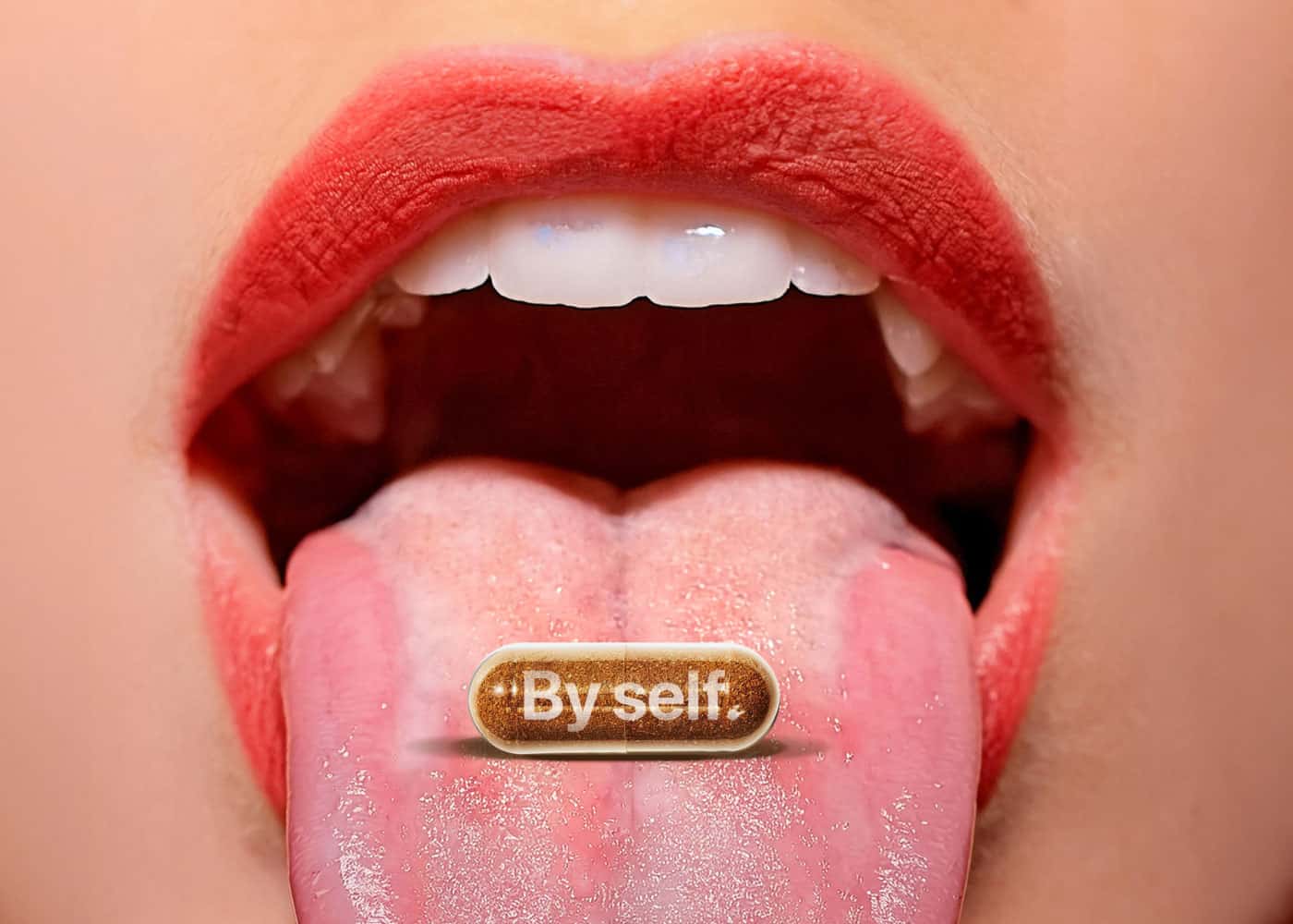 כמוסה טבעית של בייסלף מונחת על לשון היוצאת מפה יפה ומחייך, סמל של הרוח המיוחדת של בייסלף