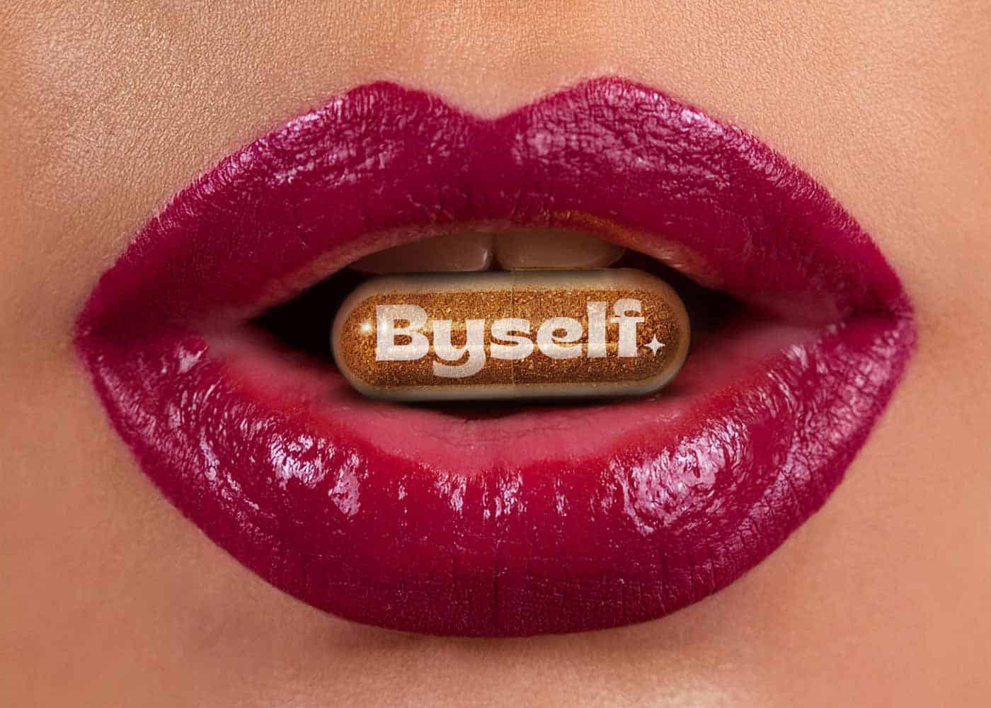 שפתיים אדומות יפות מחזיקות תוסף תזונה טבעי של בייסלף כדי להסביר את השימוש בתוספים טבעיים לנדודי שינה