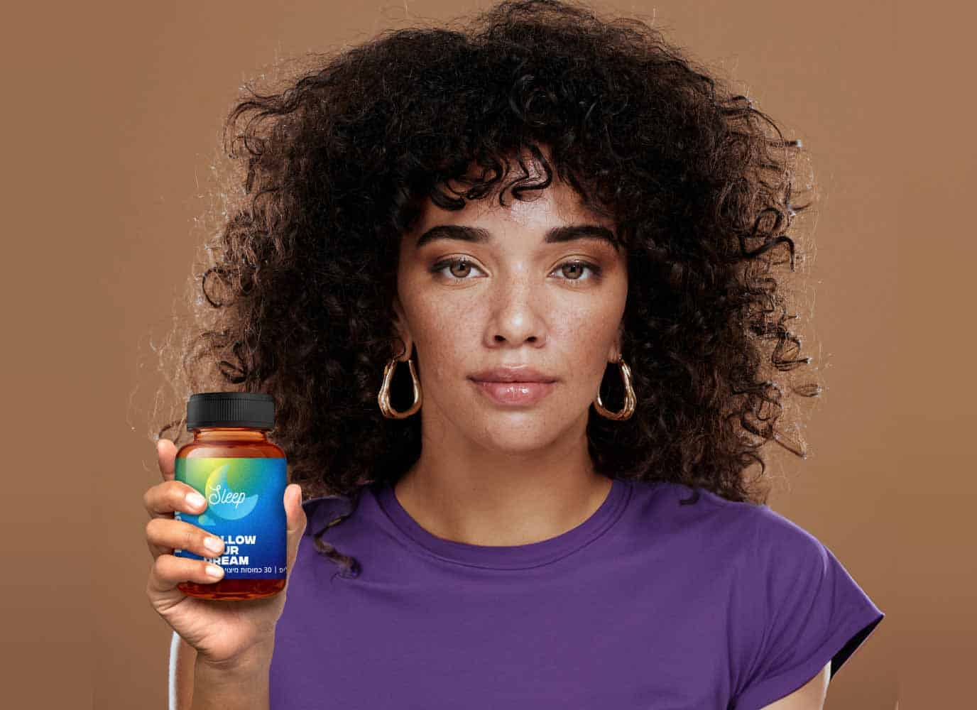 בחורה של בייסלף מחזיקה בתוסף הרבליסטי לשינה הכי טוב בישראל